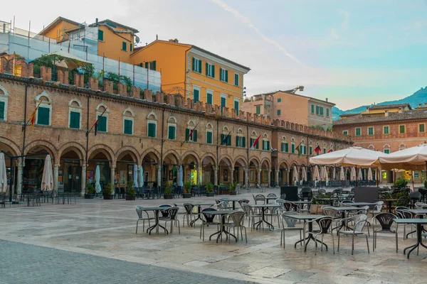 İtalyan şehri Ascoli Piceno 'daki Piazza del Popolo.