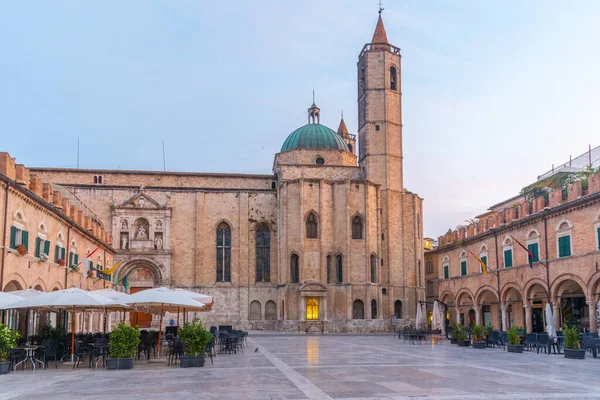 İtalyan şehri Ascoli Piceno 'daki Aziz Francis Kilisesi' nin gündoğumu manzarası.