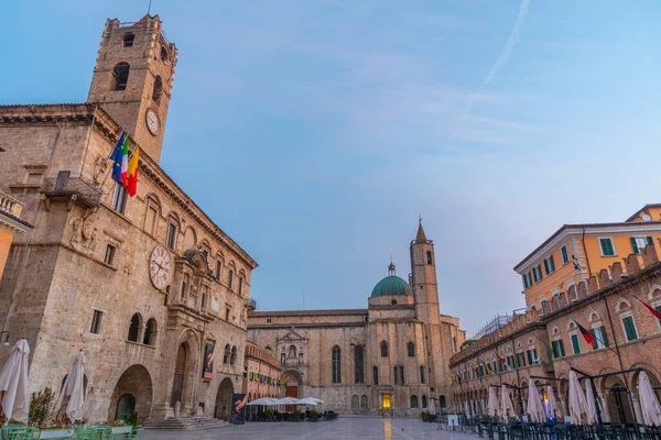 Palazzo dei Capitani del Popolo 'nun gündoğumu manzarası ve İtalyan şehri Ascoli Piceno' daki Saint Francis Kilisesi.