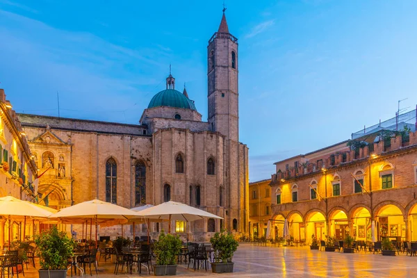 Soluppgång Utsikt Över Kyrkan Saint Francis Italienska Staden Ascoli Piceno — Stockfoto