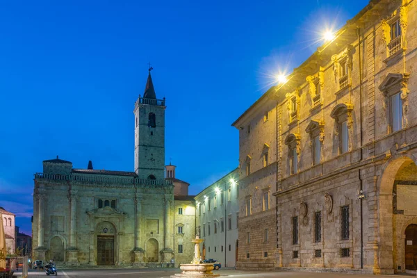 İtalyan şehri Ascoli Piceno 'daki katedralin gün doğumu manzarası.