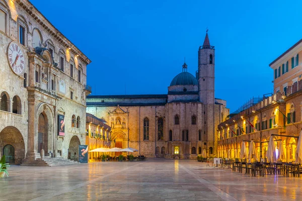 Soluppgång Utsikt Över Kyrkan Saint Francis Italienska Staden Ascoli Piceno — Stockfoto
