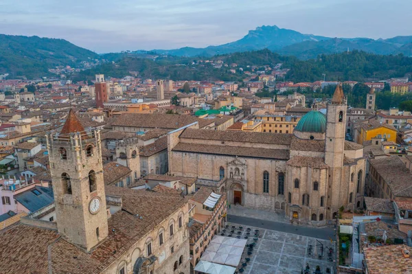 Palazzo dei Capitani del Popolo 'nun gündoğumu hava manzarası ve İtalyan şehri Ascoli Piceno' daki Saint Francis Kilisesi..