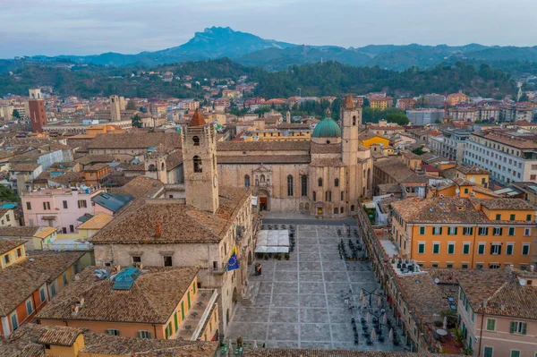 Palazzo dei Capitani del Popolo 'nun gündoğumu hava manzarası ve İtalyan şehri Ascoli Piceno' daki Saint Francis Kilisesi..