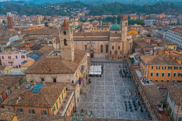 Palazzo dei Capitani del Popolo 'nun gündoğumu hava manzarası ve İtalyan şehri Ascoli Piceno' daki Saint Francis Kilisesi..