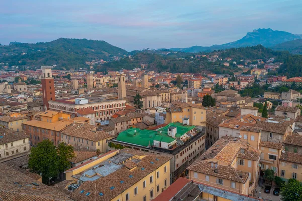 İtalyan şehri Ascoli Piceno 'nun şehir merkezinin havadan görünüşü.