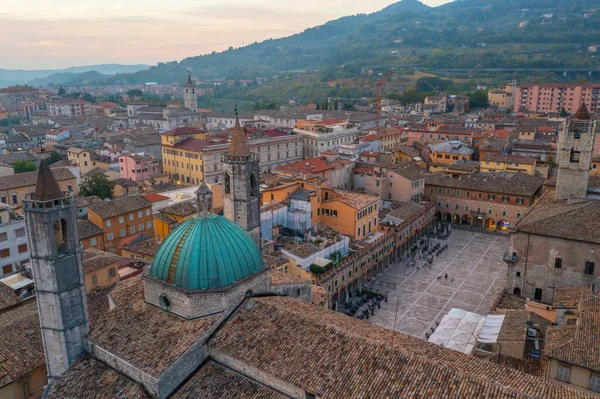 Palazzo dei Capitani del Popolo 'nun gündoğumu hava manzarası ve İtalyan şehri Ascoli Piceno' daki Saint Francis Kilisesi..