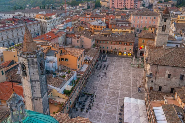 Palazzo dei Capitani del Popolo 'nun gündoğumu hava manzarası ve İtalyan şehri Ascoli Piceno' daki Saint Francis Kilisesi..