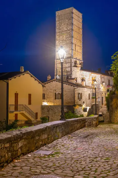 İtalya, Ascoli Piceno 'da Torre degli Ercolani' nin gece görüşü.