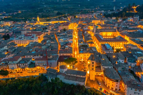 İtalyan şehri Ascoli Piceno 'nun şehir merkezinin günbatımı manzarası.