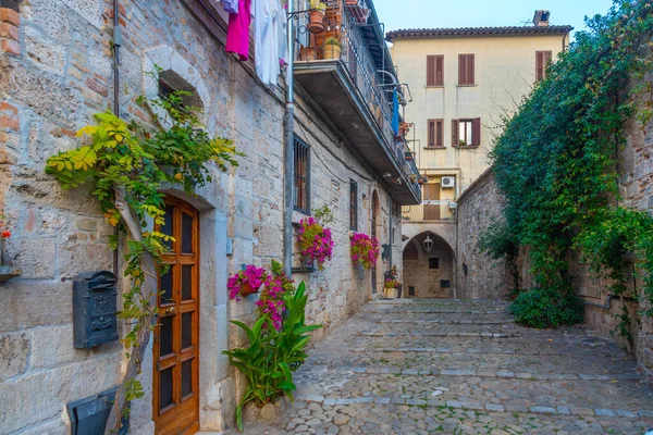 İtalya 'nın eski Ascoli Piceno kasabasında dar bir sokak..