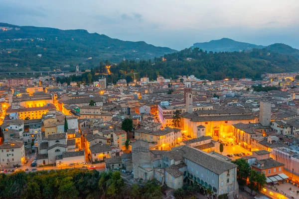 İtalyan şehri Ascoli Piceno 'nun şehir merkezinin günbatımı manzarası.