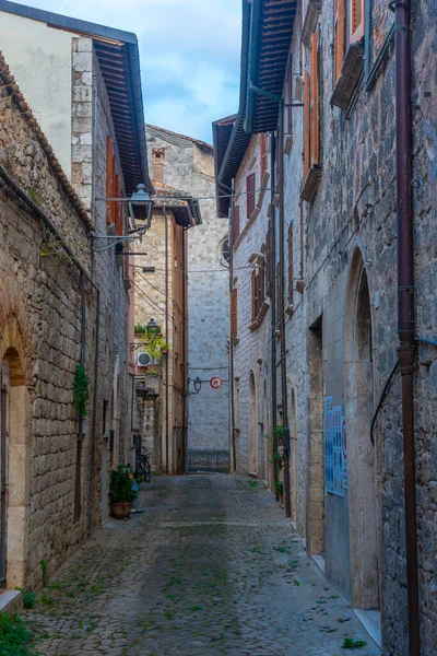 İtalya 'nın eski Ascoli Piceno kasabasında dar bir sokak..