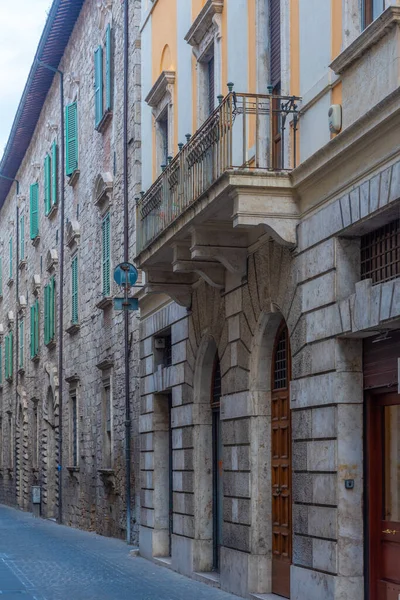 Strada Îngustă Din Orașul Vechi Ascoli Piceno Din Italia — Fotografie, imagine de stoc
