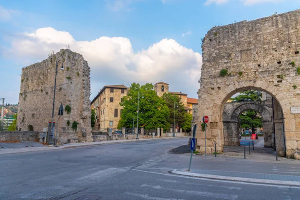 İtalya 'daki Ascoli Piceno' da eski bir kale..