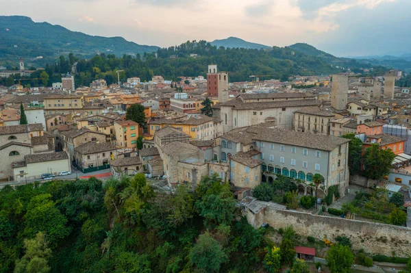 İtalyan şehri Ascoli Piceno 'daki Piazza Ventidio Basso' nun hava manzarası.