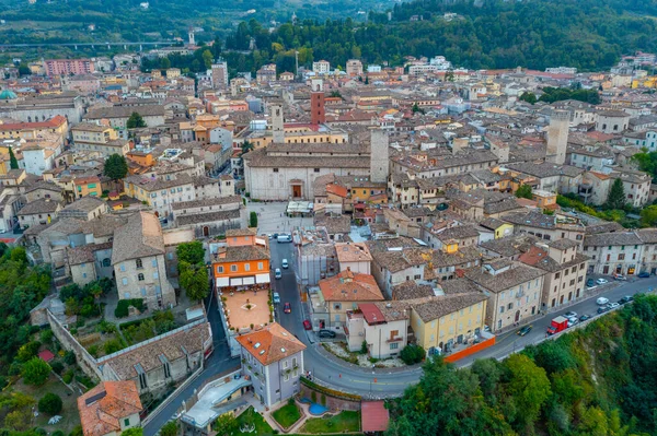İtalyan şehri Ascoli Piceno 'daki Piazza Ventidio Basso' nun hava manzarası.