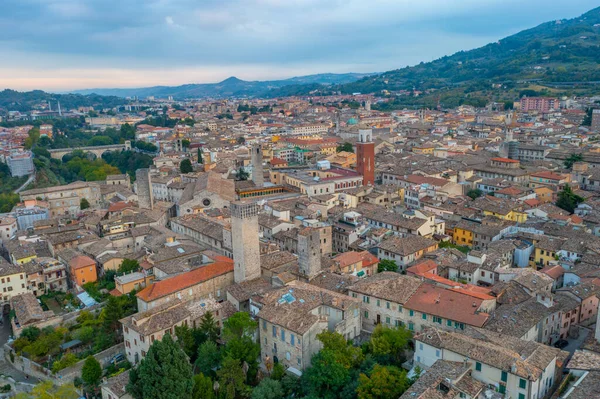 İtalyan şehri Ascoli Piceno 'nun şehir merkezinin havadan görünüşü.