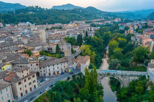 İtalyan şehri Ascoli Piceno 'nun şehir merkezinin havadan görünüşü.