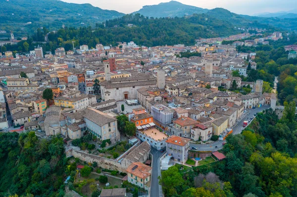 İtalyan şehri Ascoli Piceno 'daki Piazza Ventidio Basso' nun hava manzarası.