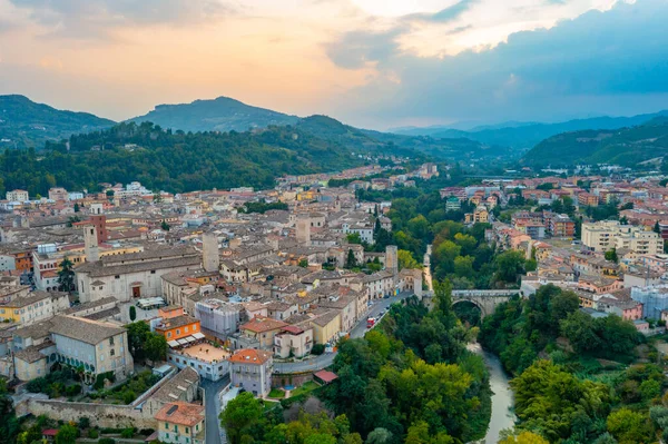 İtalyan şehri Ascoli Piceno 'nun şehir merkezinin havadan görünüşü.
