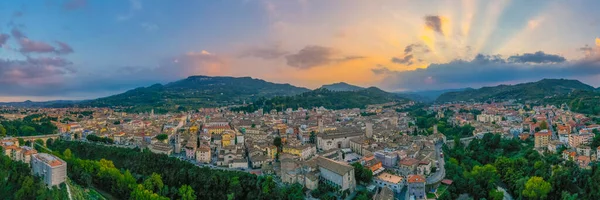 İtalyan şehri Ascoli Piceno 'nun şehir merkezinin havadan görünüşü.