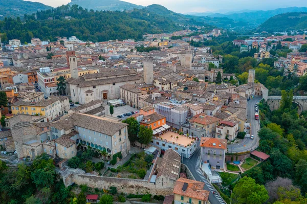 İtalyan şehri Ascoli Piceno 'daki Piazza Ventidio Basso' nun hava manzarası.