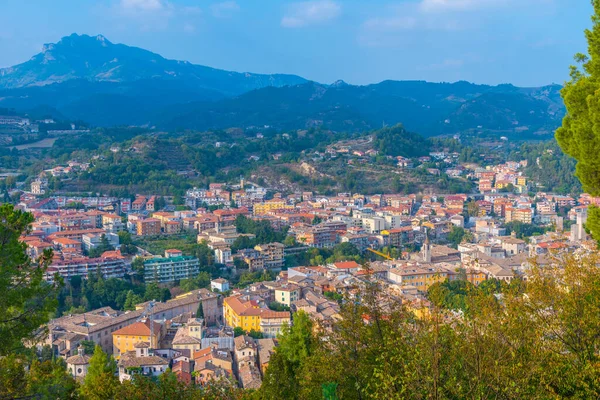 İtalyan şehri Ascoli Piceno 'nun şehir merkezinin havadan görünüşü.