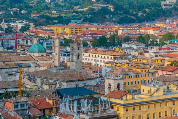 İtalyan şehri Ascoli Piceno 'nun şehir merkezinin havadan görünüşü.