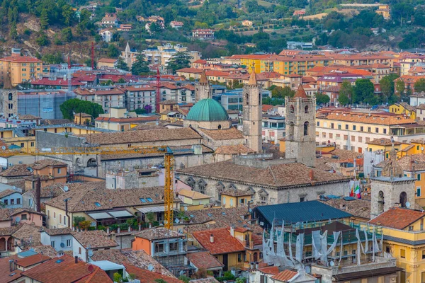 İtalyan şehri Ascoli Piceno 'nun şehir merkezinin havadan görünüşü.