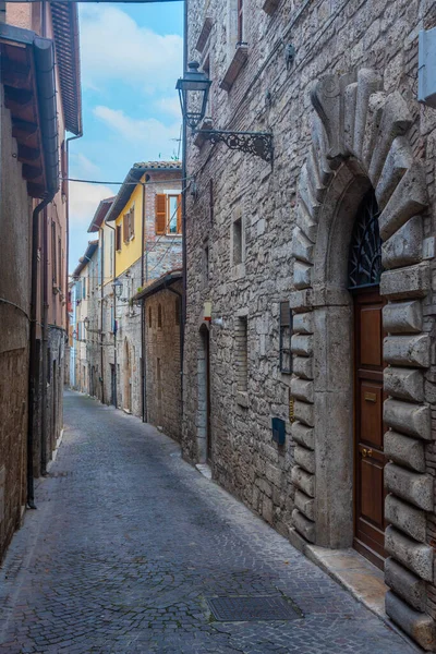 Στενός Δρόμος Στην Παλιά Πόλη Του Ascoli Piceno Στην Ιταλία — Φωτογραφία Αρχείου