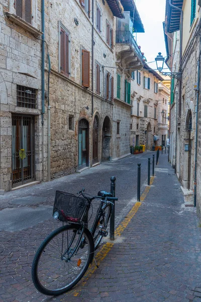 İtalya 'nın eski Ascoli Piceno kasabasında dar bir sokak..