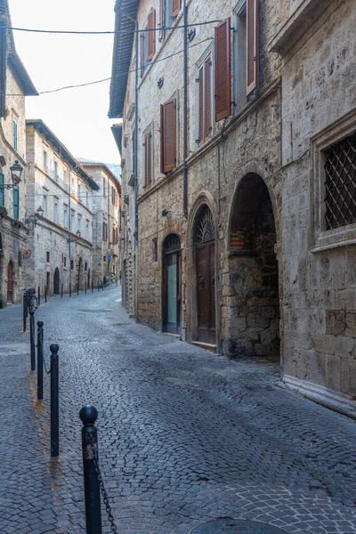 İtalya 'nın eski Ascoli Piceno kasabasında dar bir sokak..