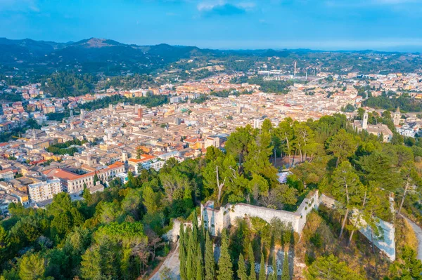 Piya kalesi ve İtalyan şehri Ascoli Piceno 'nun havadan görünüşü.