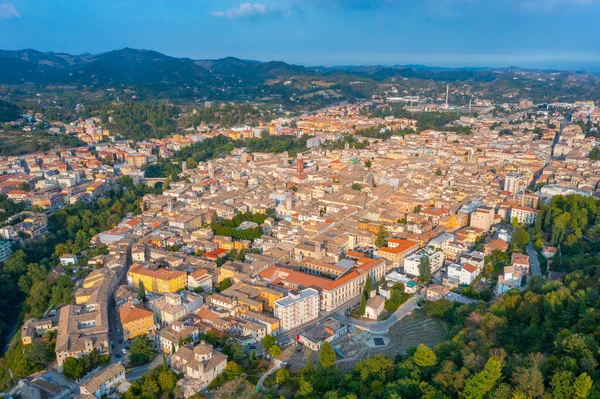 İtalyan şehri Ascoli Piceno 'nun şehir merkezinin havadan görünüşü.