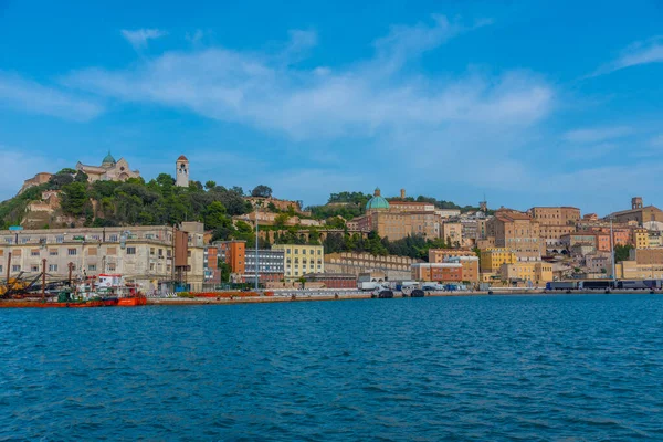 Ancona, İtalya 'ya bakan San Ciriaco Katedrali.