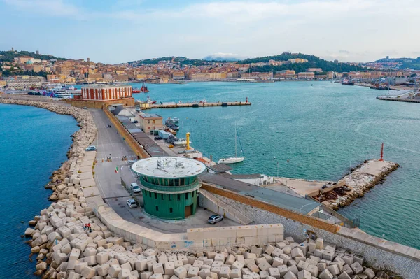 İtalya 'nın Ancona limanının Panorama manzarası.