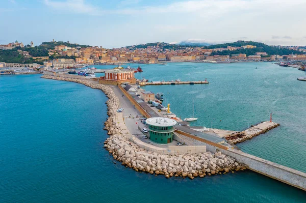 İtalya 'nın Ancona limanının Panorama manzarası.