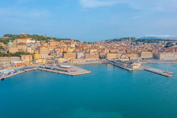 İtalyan şehri Ancona 'nın manzarası.