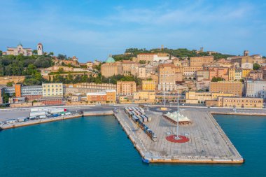 Ancona, İtalya 'ya bakan San Ciriaco Katedrali.