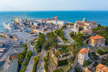 İtalyan kenti Ancona 'daki San Ciriaco Katedrali' nin havadan görünüşü.