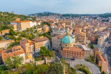 İtalyan kenti Ancona 'nın havadan görünüşü.