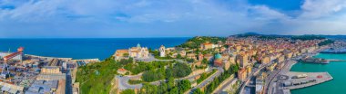 Ancona, İtalya 'ya bakan San Ciriaco Katedrali.