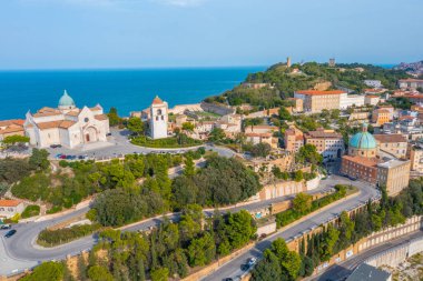 Ancona, İtalya 'ya bakan San Ciriaco Katedrali.
