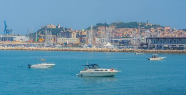 Ancona, İtalya 'ya bakan San Ciriaco Katedrali.