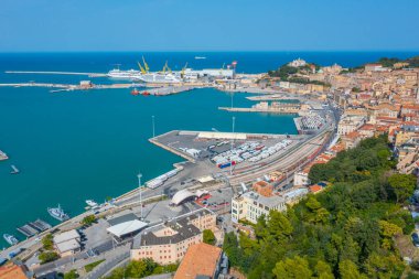 Ancona, İtalya 'ya bakan San Ciriaco Katedrali.