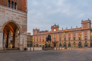 Piazza dei Cavalli ve Palazzo del Governatore İtalyan Piacenza 'da.