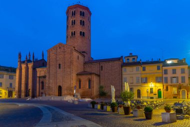 İtalya 'nın Piacenza kasabasında Aziz Antoninus Bazilikası üzerinde gün doğumu.