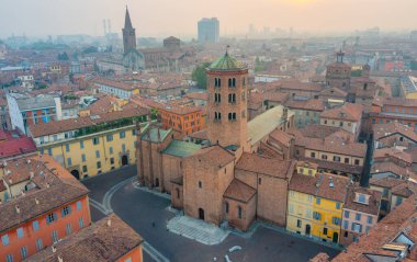 İtalyan kenti Piacenza 'da Aziz Antoninus Bazilikası üzerinde hava manzarası.