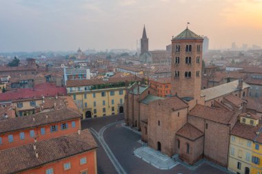 İtalyan kenti Piacenza 'da Aziz Antoninus Bazilikası üzerinde hava manzarası.